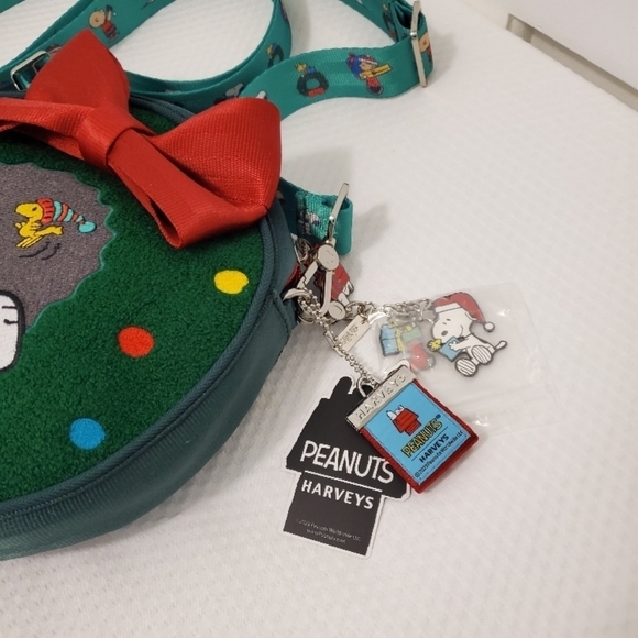 NWT Harveys Peanuts Snoopy Green Crossbody Bag, Festive Fun Unique - Picture 13 of 15